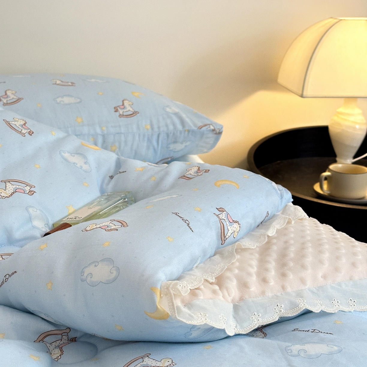 91家纺网 家纺一手货源 找家纺 星期八 2025新款全棉双层纱花边豆豆被四件套 木马