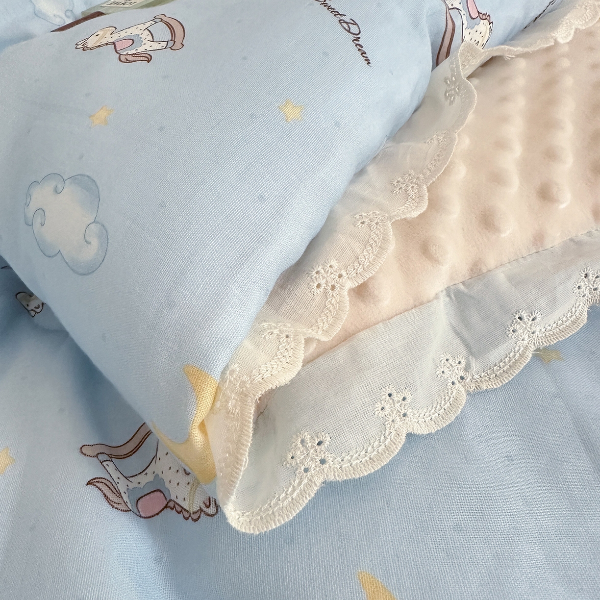 91家纺网 家纺一手货源 找家纺 星期八 2025新款全棉双层纱花边豆豆被四件套 木马