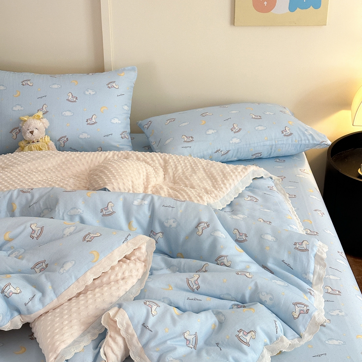 91家纺网 家纺一手货源 找家纺 星期八 2025新款全棉双层纱花边豆豆被四件套 木马