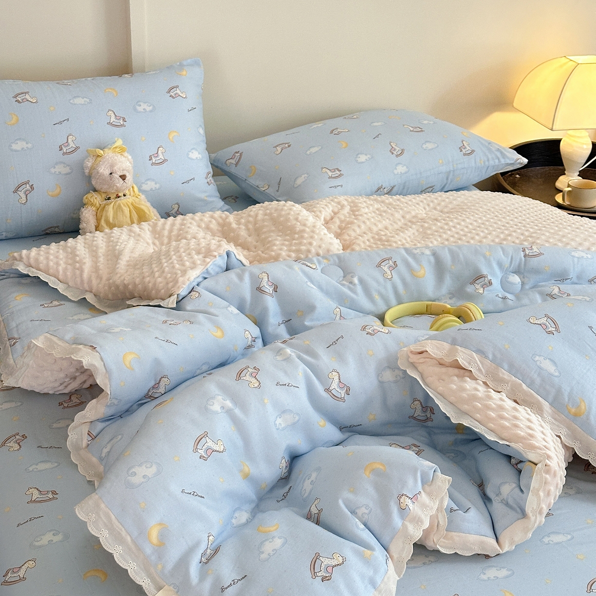 91家纺网 家纺一手货源 找家纺 星期八 2025新款全棉双层纱花边豆豆被四件套 木马