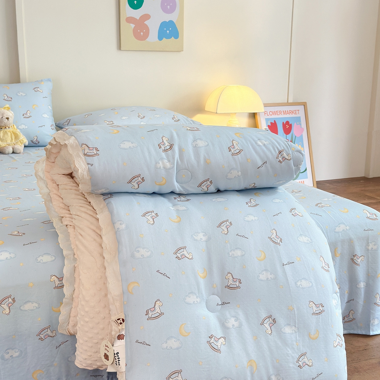 91家纺网 家纺一手货源 找家纺 星期八 2025新款全棉双层纱花边豆豆被四件套 木马