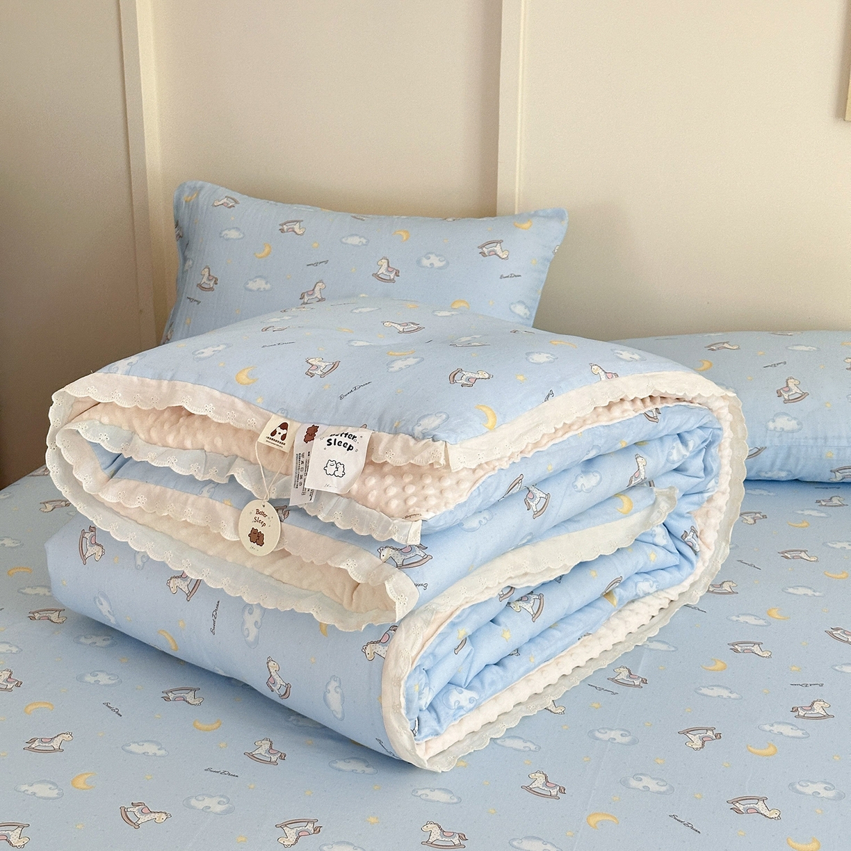 91家纺网 家纺一手货源 找家纺 星期八 2025新款全棉双层纱花边豆豆被四件套 木马