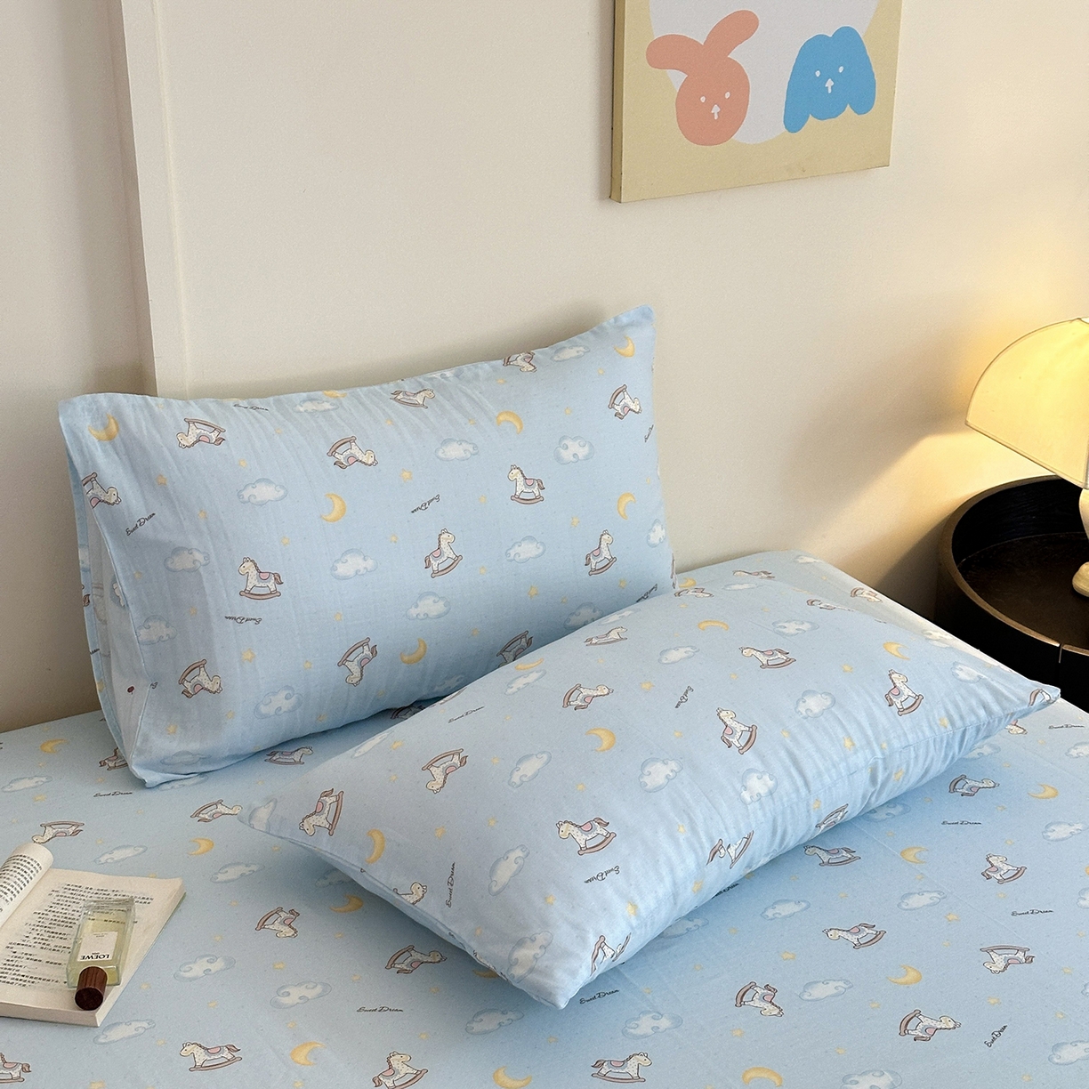 91家纺网 家纺一手货源 找家纺 星期八 2025新款全棉双层纱花边豆豆被四件套 木马