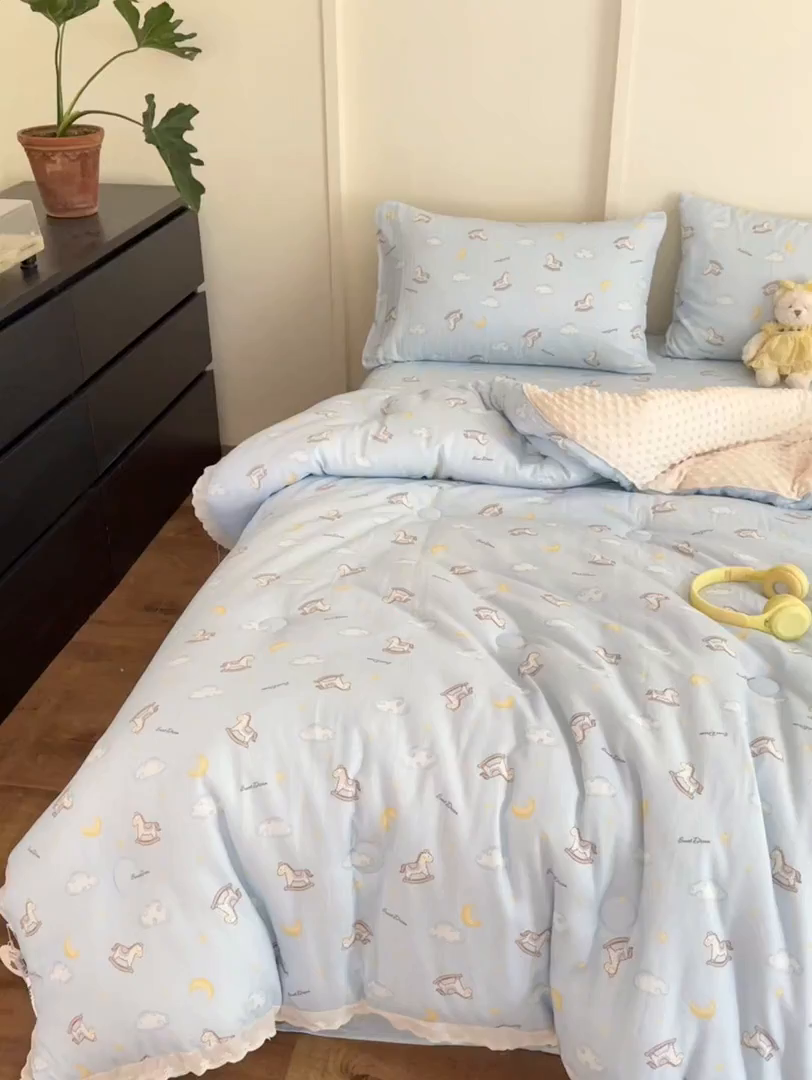 91家纺网 家纺一手货源 找家纺 星期八 2025新款全棉双层纱花边豆豆被四件套 木马