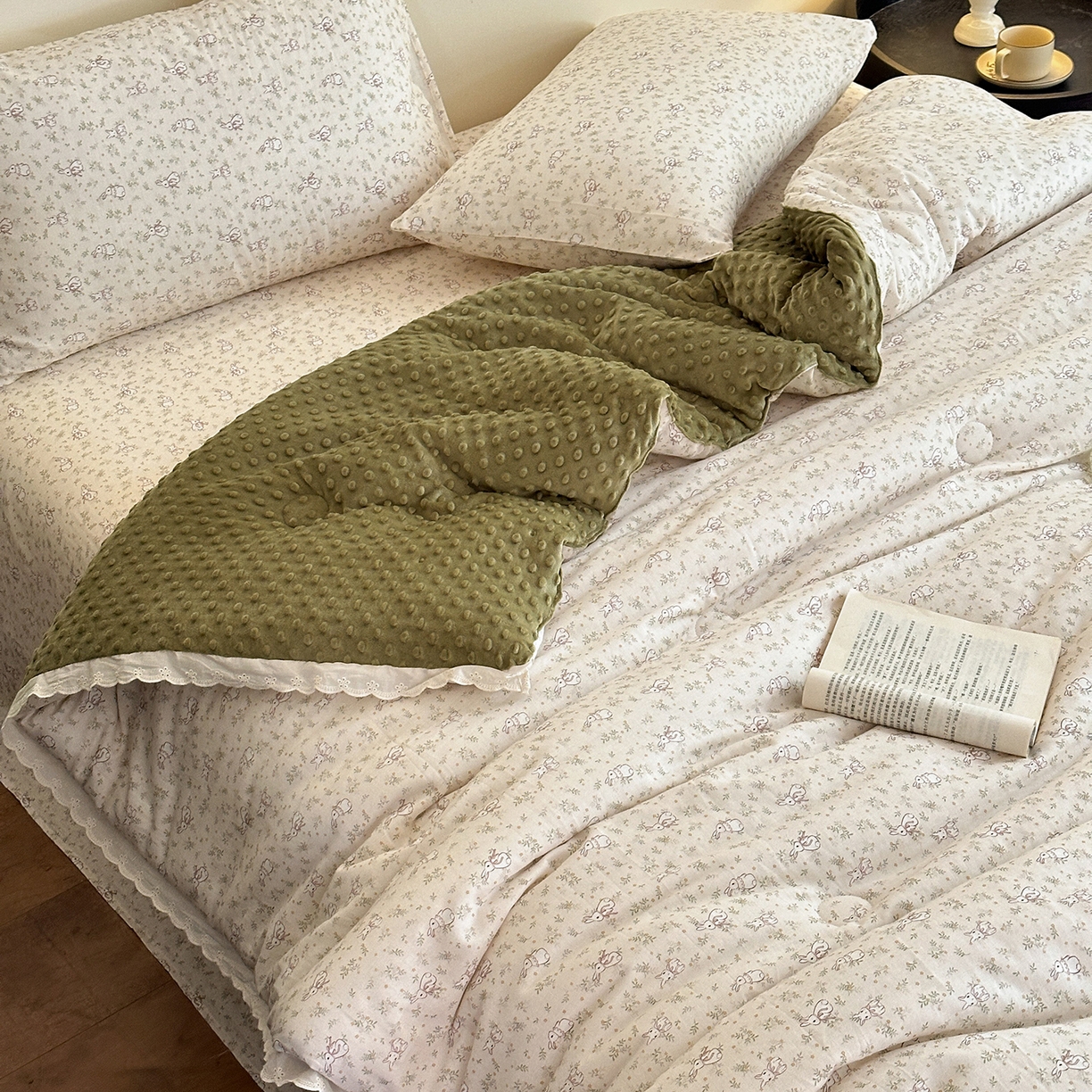 91家纺网 家纺一手货源 找家纺 星期八 2025新款全棉双层纱花边豆豆被四件套 森林兔