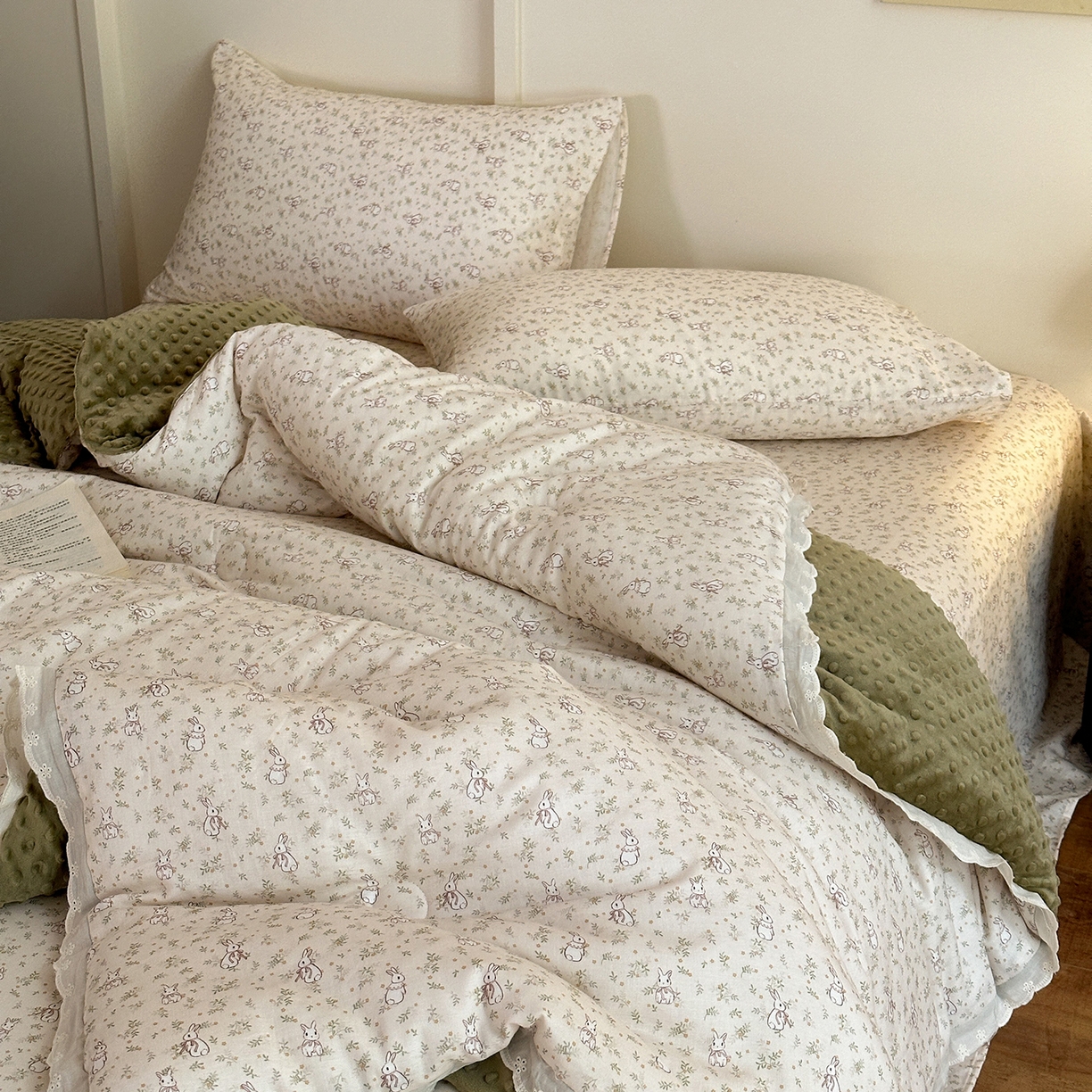 91家纺网 家纺一手货源 找家纺 星期八 2025新款全棉双层纱花边豆豆被四件套 森林兔