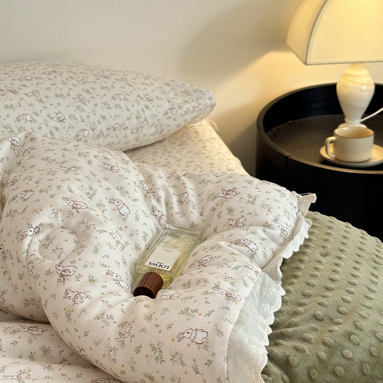 91家纺网 家纺一手货源 找家纺 星期八 2025新款全棉双层纱花边豆豆被四件套 森林兔