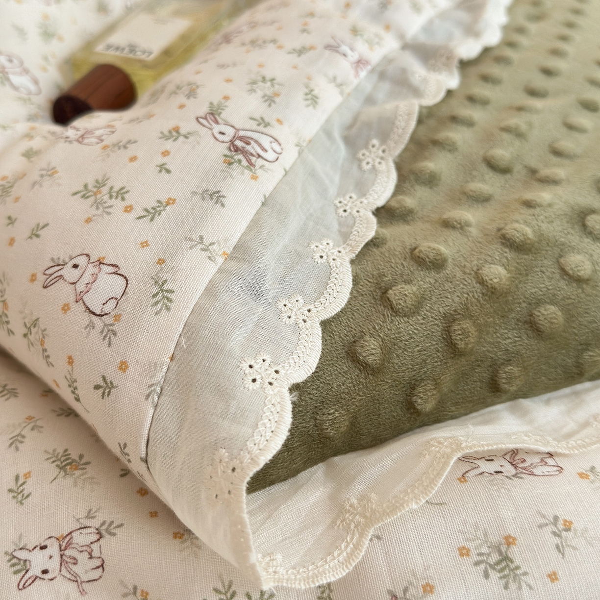 91家纺网 家纺一手货源 找家纺 星期八 2025新款全棉双层纱花边豆豆被四件套 森林兔