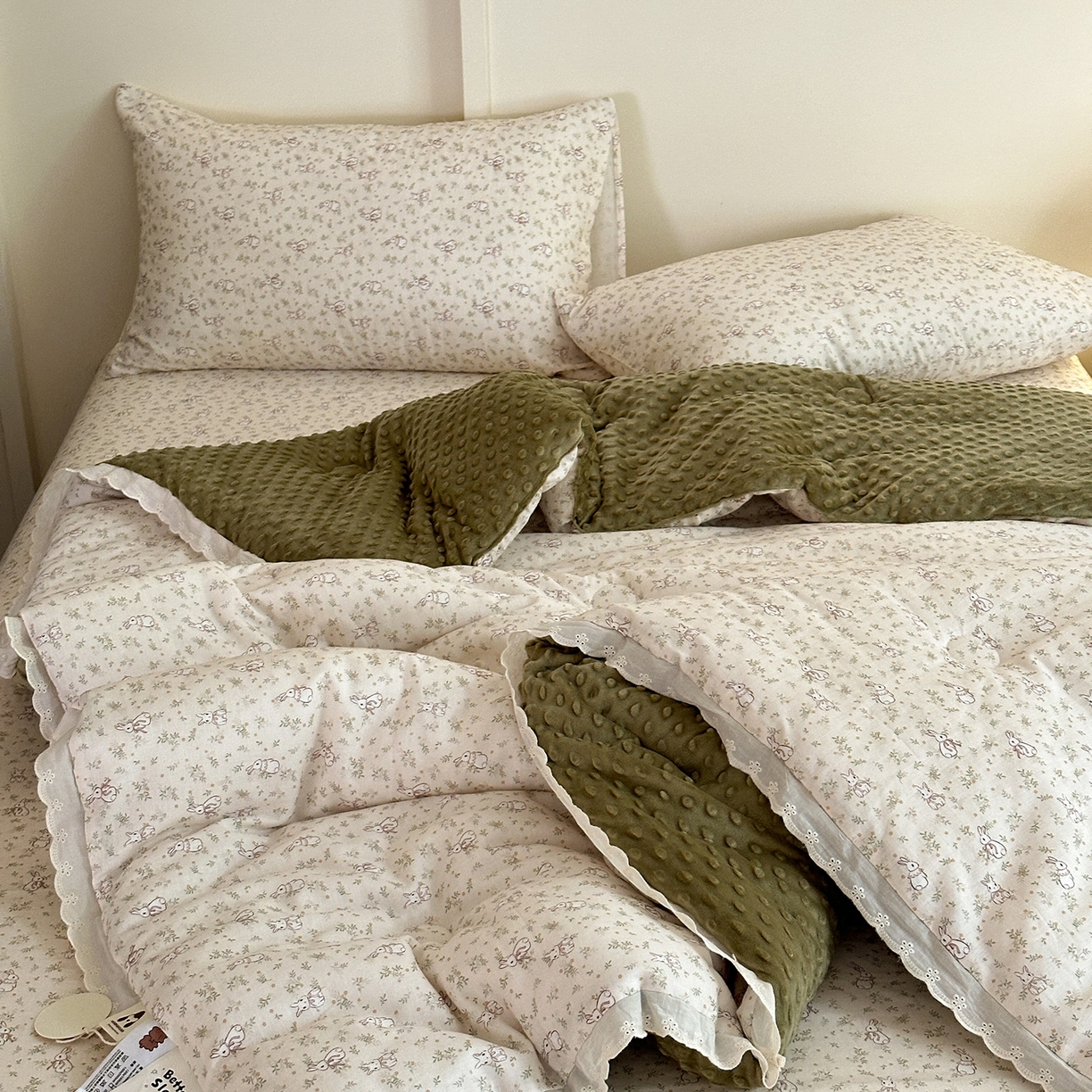 91家纺网 家纺一手货源 找家纺 星期八 2025新款全棉双层纱花边豆豆被四件套 森林兔