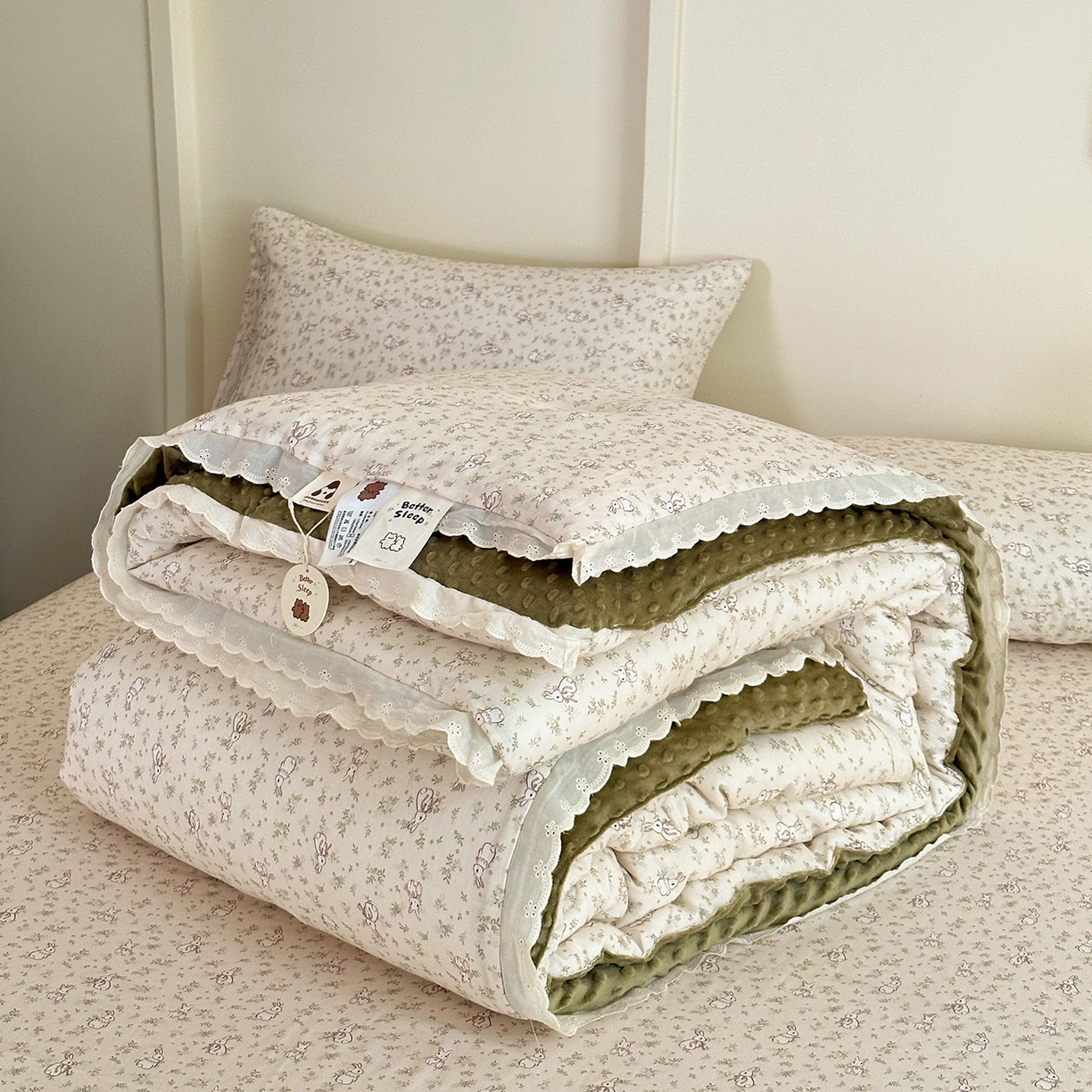 91家纺网 家纺一手货源 找家纺 星期八 2025新款全棉双层纱花边豆豆被四件套 森林兔