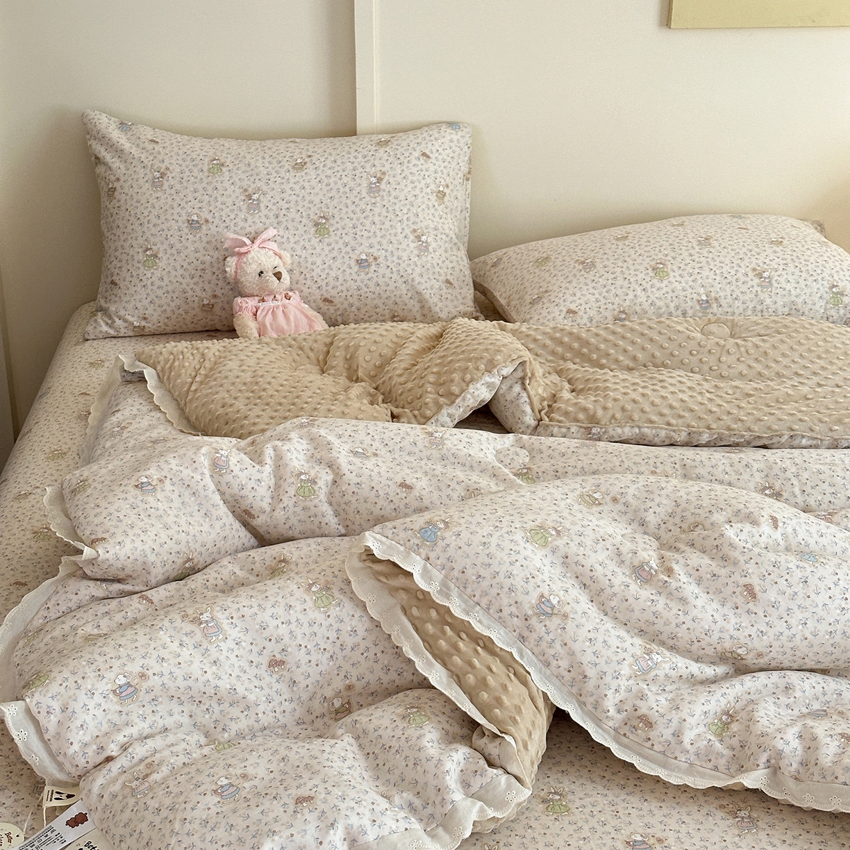 91家纺网 家纺一手货源 找家纺 星期八 2025新款全棉双层纱花边豆豆被四件套 碎花兔