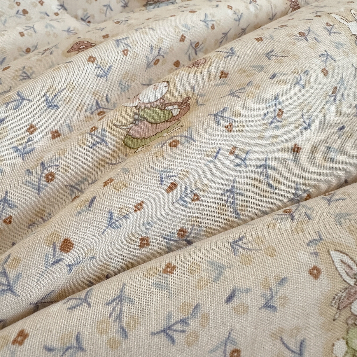 91家纺网 家纺一手货源 找家纺 星期八 2025新款全棉双层纱花边豆豆被四件套 碎花兔