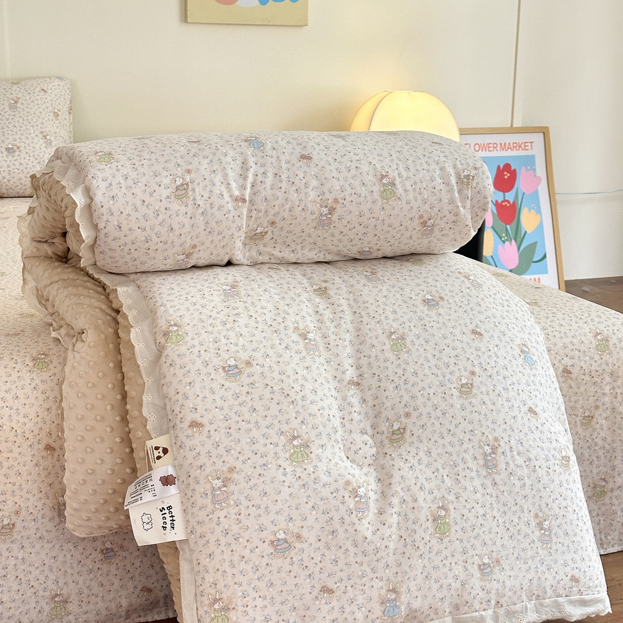 91家纺网 家纺一手货源 找家纺 星期八 2025新款全棉双层纱花边豆豆被四件套 碎花兔