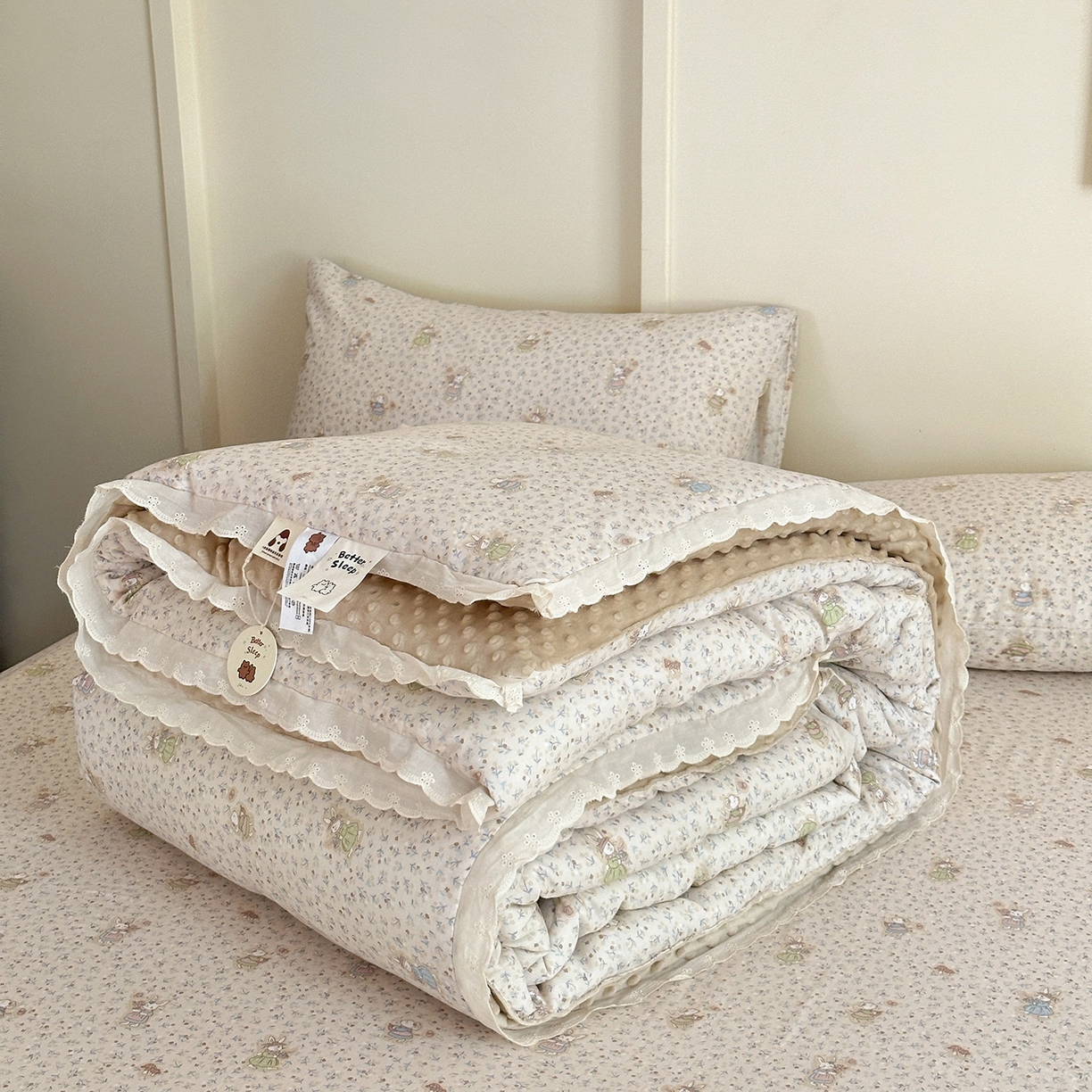 91家纺网 家纺一手货源 找家纺 星期八 2025新款全棉双层纱花边豆豆被四件套 碎花兔