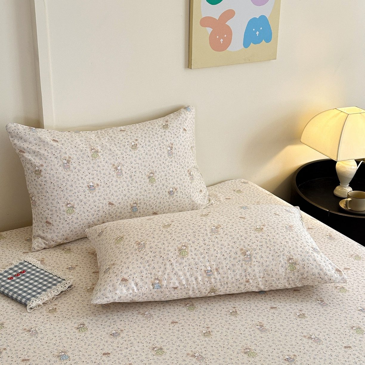 91家纺网 家纺一手货源 找家纺 星期八 2025新款全棉双层纱花边豆豆被四件套 碎花兔