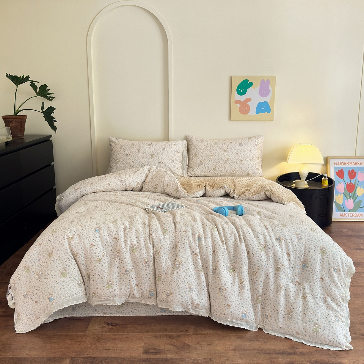 91家纺网 家纺一手货源 找家纺 星期八 2025新款全棉双层纱花边豆豆被四件套 碎花兔