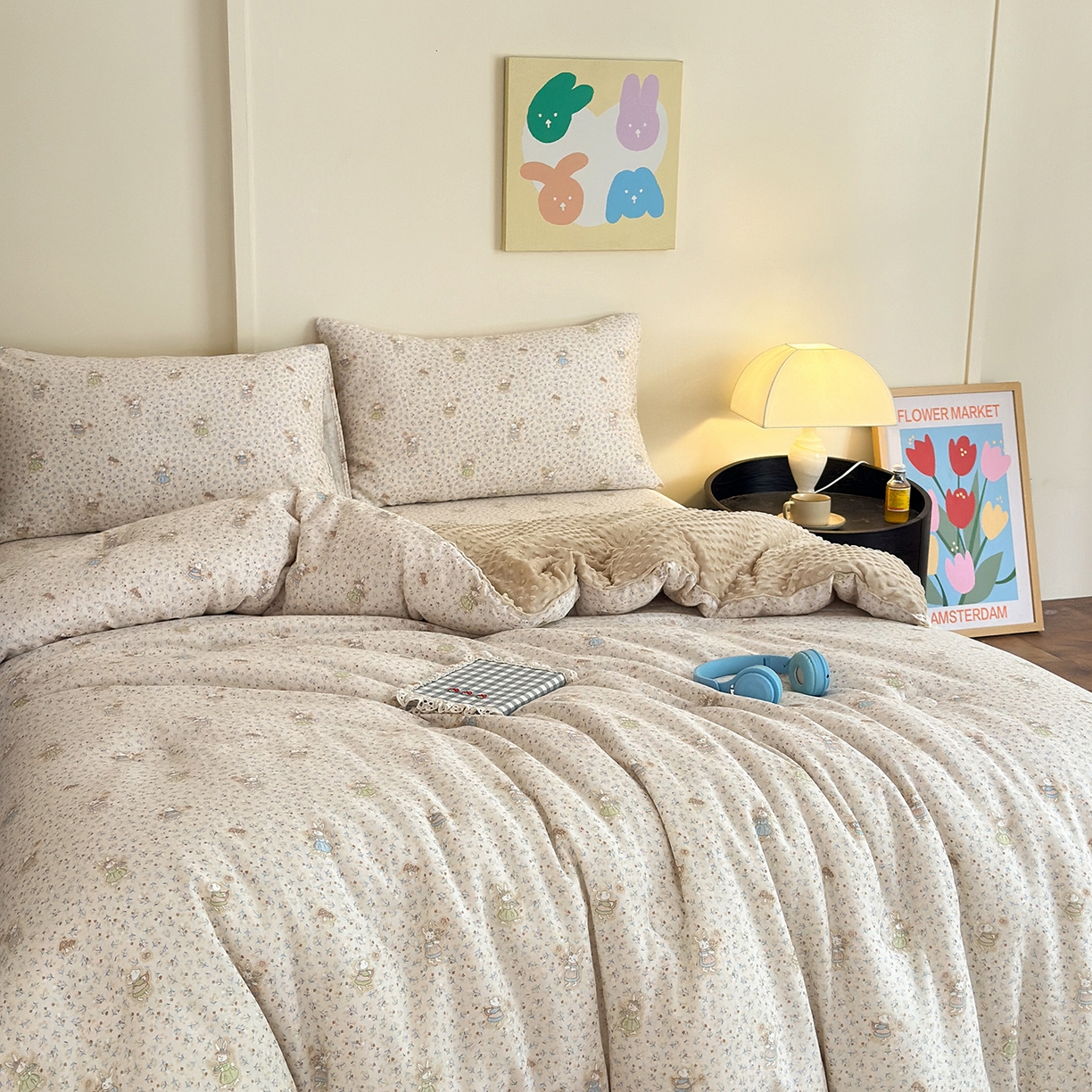 91家纺网 家纺一手货源 找家纺 星期八 2025新款全棉双层纱花边豆豆被四件套 碎花兔