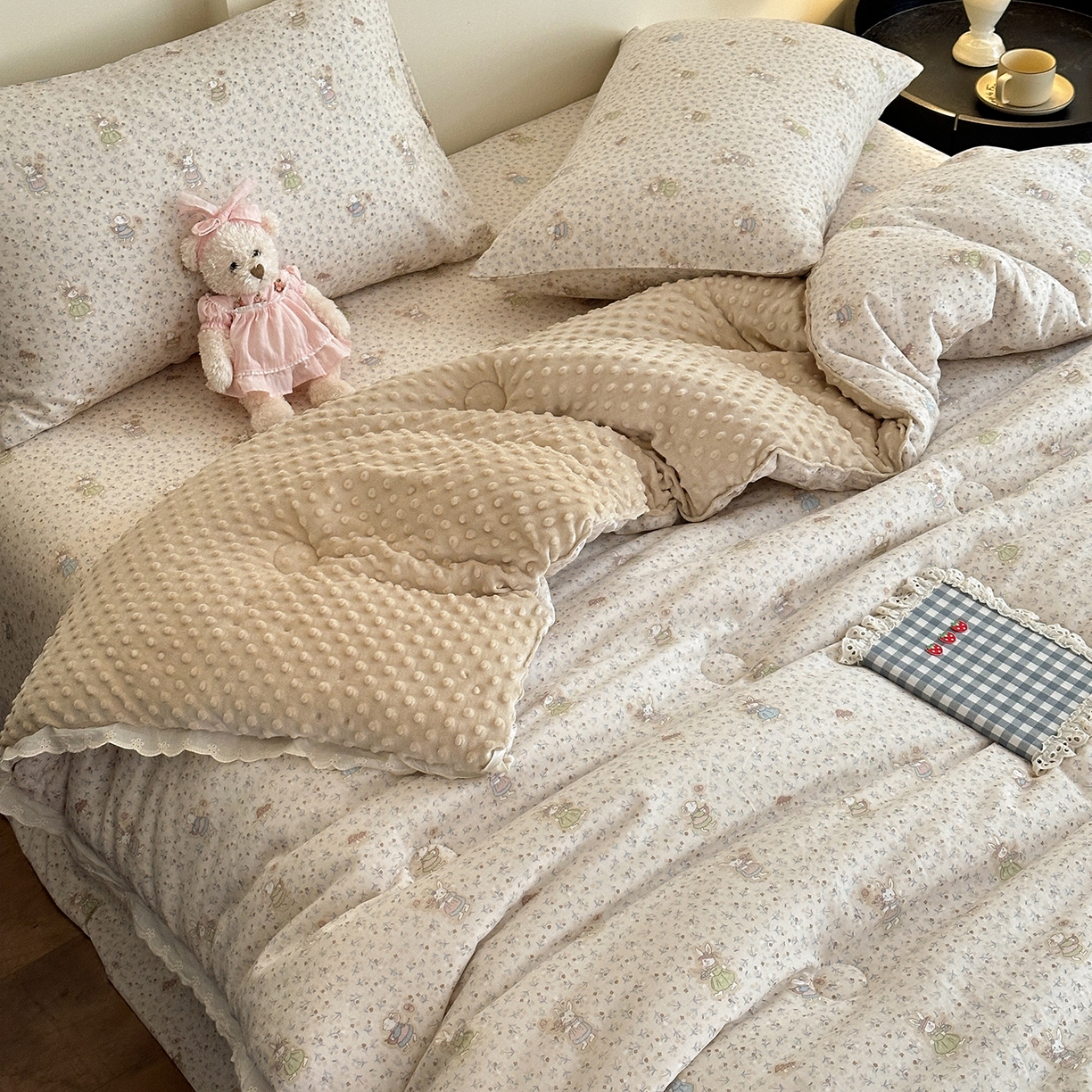 91家纺网 家纺一手货源 找家纺 星期八 2025新款全棉双层纱花边豆豆被四件套 碎花兔