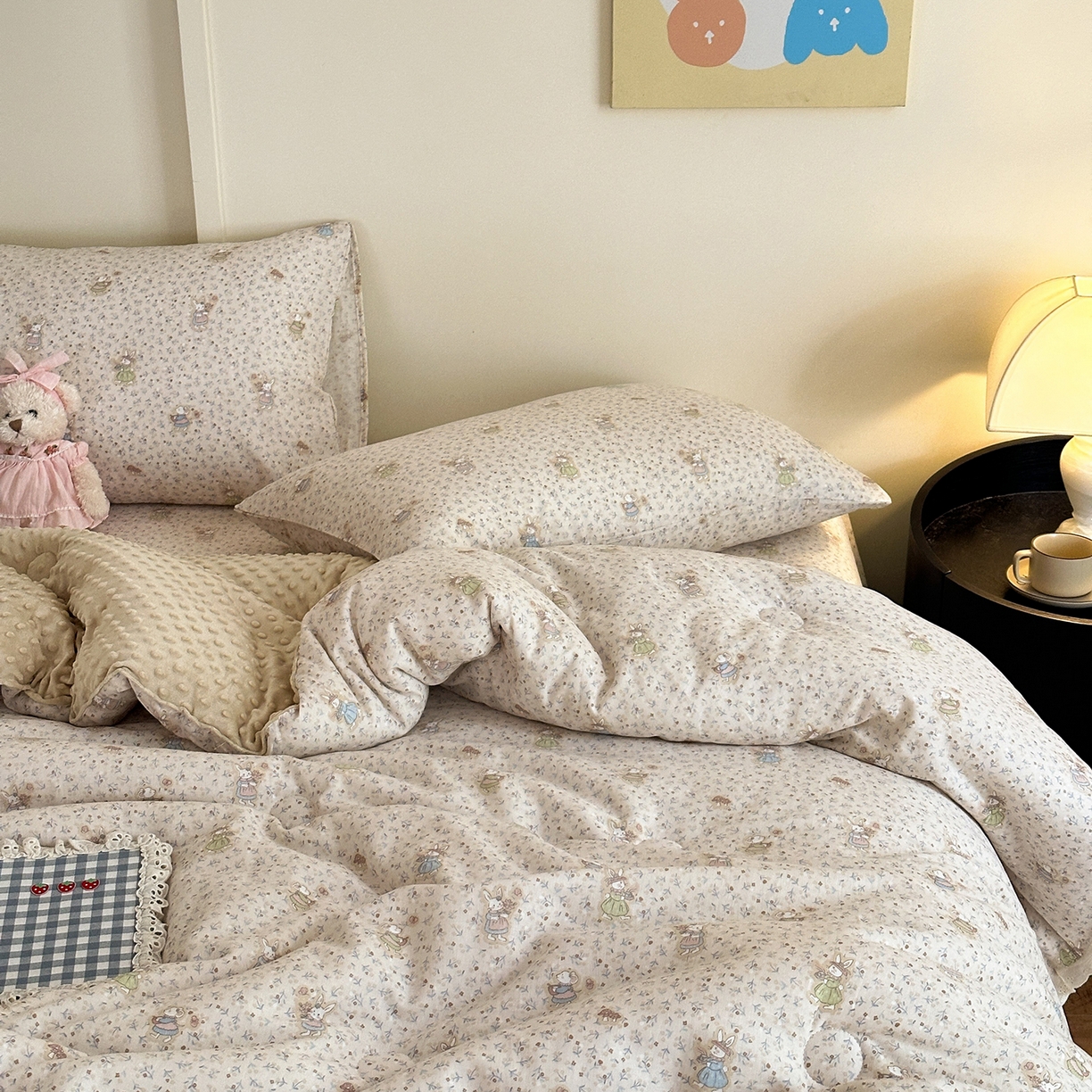 91家纺网 家纺一手货源 找家纺 星期八 2025新款全棉双层纱花边豆豆被四件套 碎花兔