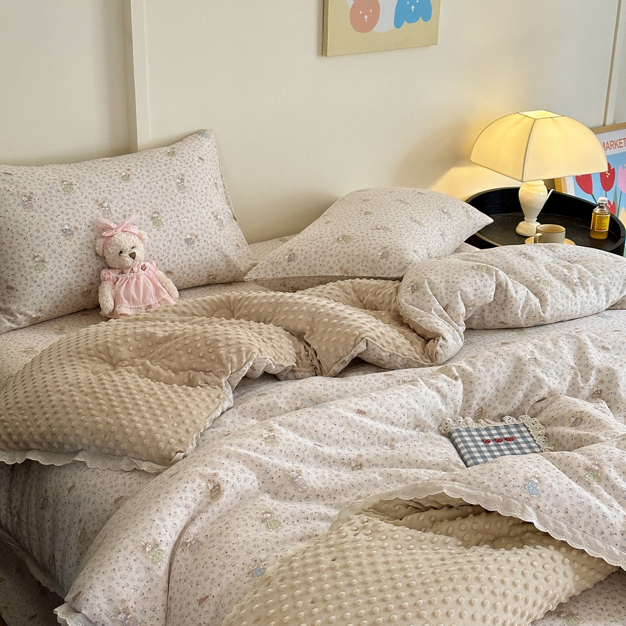 91家纺网 家纺一手货源 找家纺 星期八 2025新款全棉双层纱花边豆豆被四件套 碎花兔