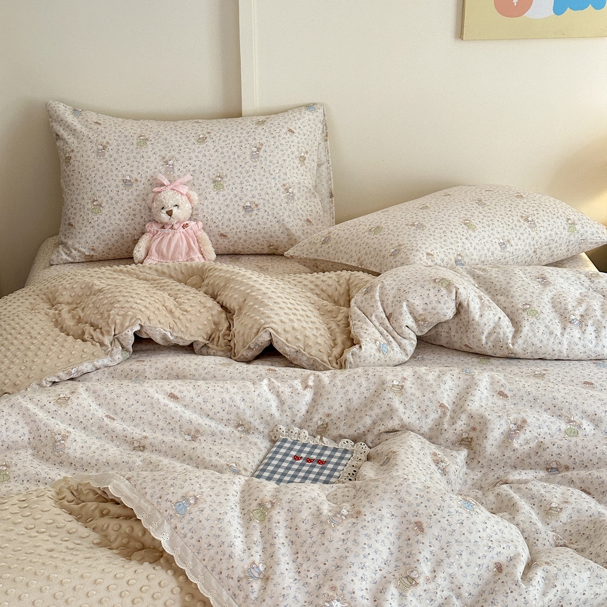 91家纺网 家纺一手货源 找家纺 星期八 2025新款全棉双层纱花边豆豆被四件套 碎花兔