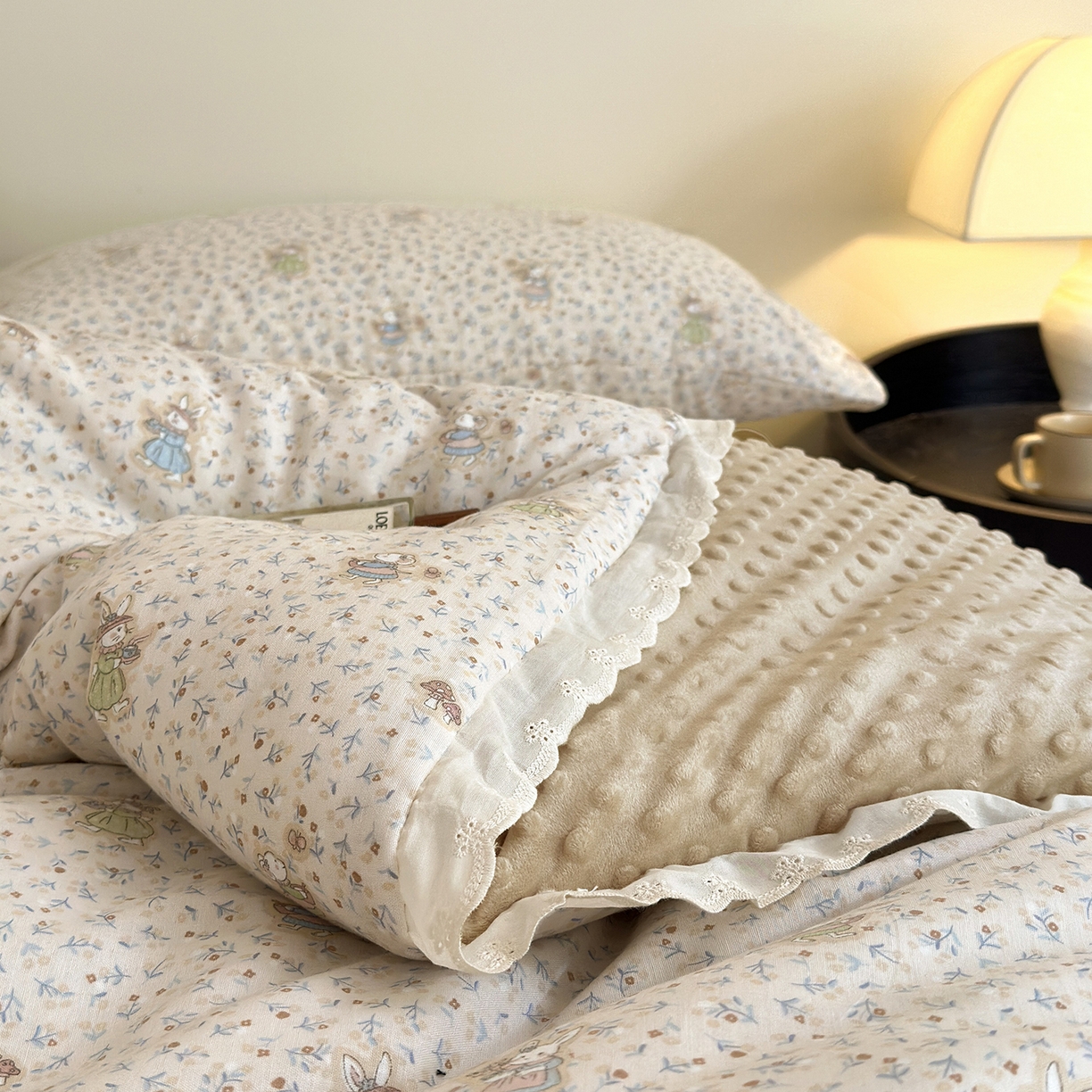 91家纺网 家纺一手货源 找家纺 星期八 2025新款全棉双层纱花边豆豆被四件套 碎花兔