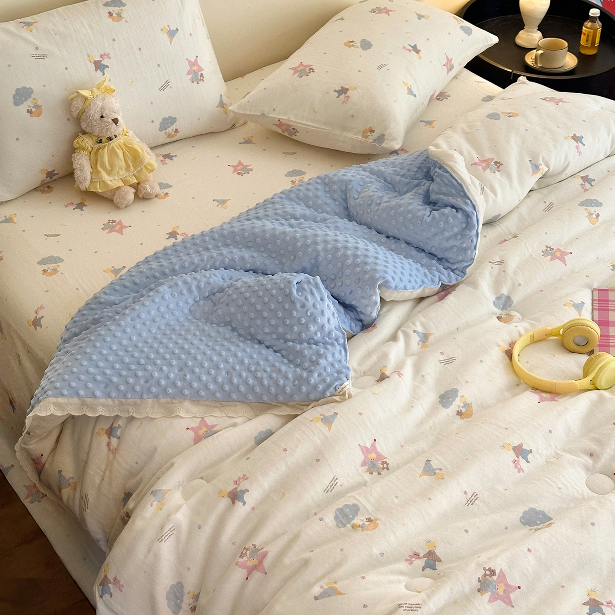 91家纺网 家纺一手货源 找家纺 星期八 2025新款全棉双层纱花边豆豆被四件套 小王子