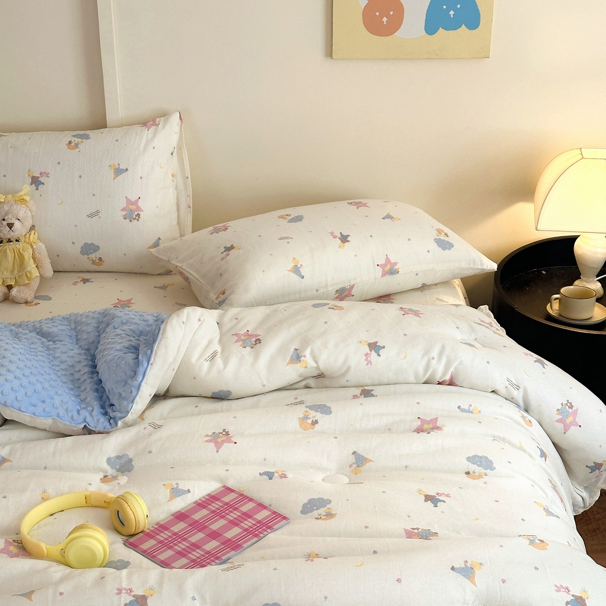 91家纺网 家纺一手货源 找家纺 星期八 2025新款全棉双层纱花边豆豆被四件套 小王子