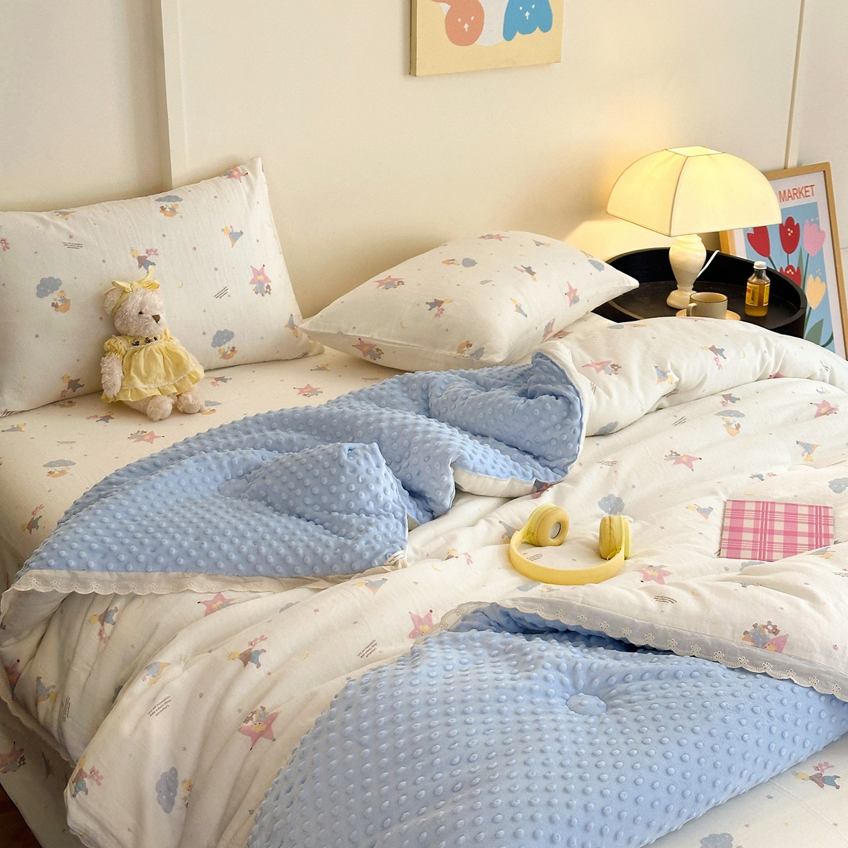 91家纺网 家纺一手货源 找家纺 星期八 2025新款全棉双层纱花边豆豆被四件套 小王子