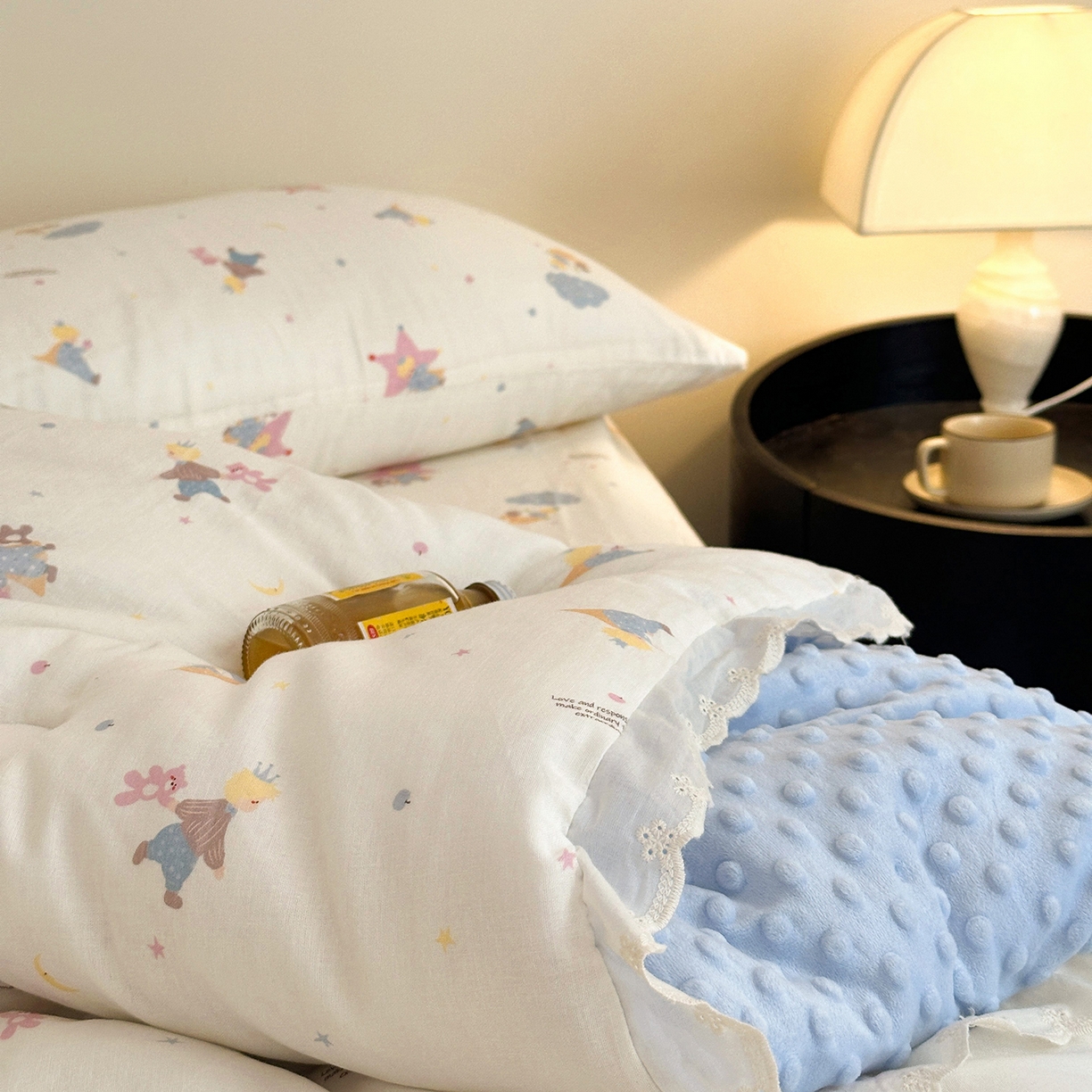 91家纺网 家纺一手货源 找家纺 星期八 2025新款全棉双层纱花边豆豆被四件套 小王子