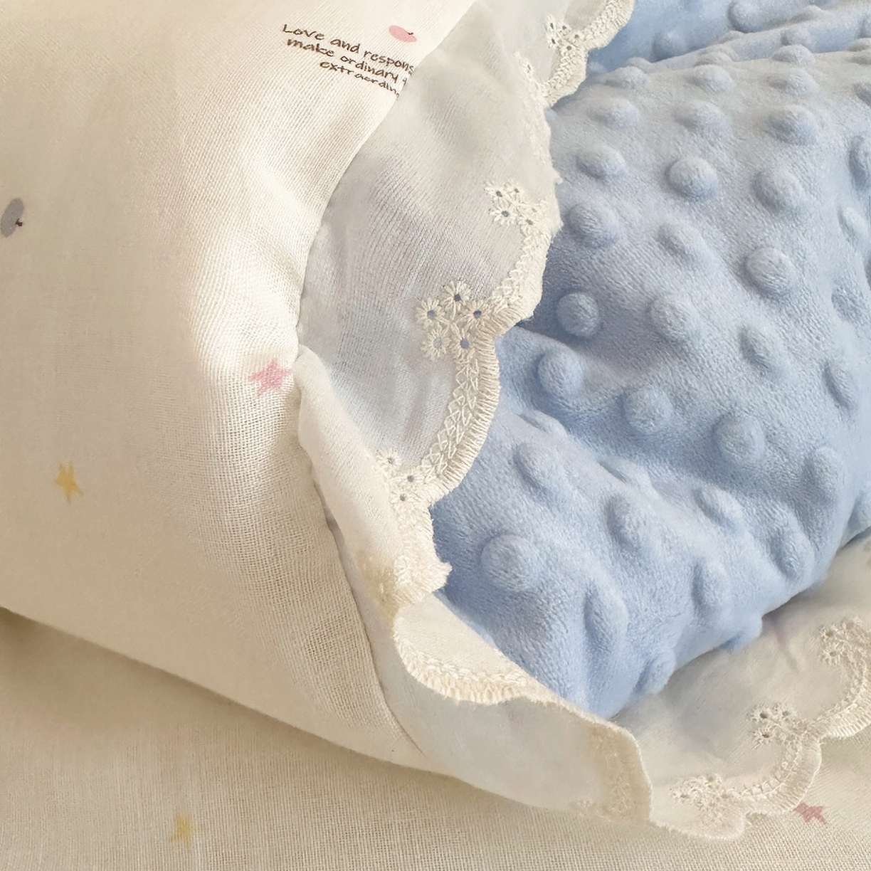 91家纺网 家纺一手货源 找家纺 星期八 2025新款全棉双层纱花边豆豆被四件套 小王子