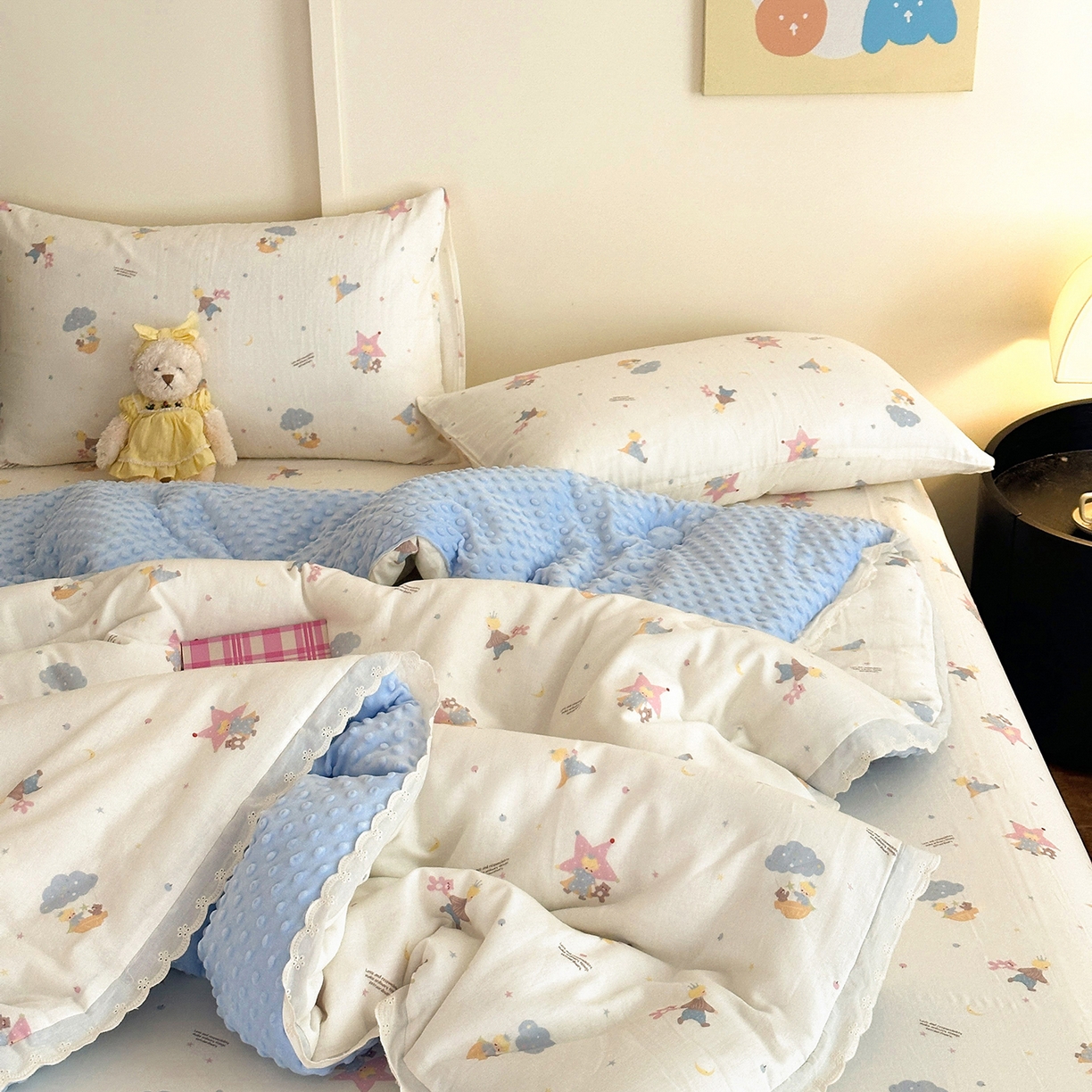 91家纺网 家纺一手货源 找家纺 星期八 2025新款全棉双层纱花边豆豆被四件套 小王子