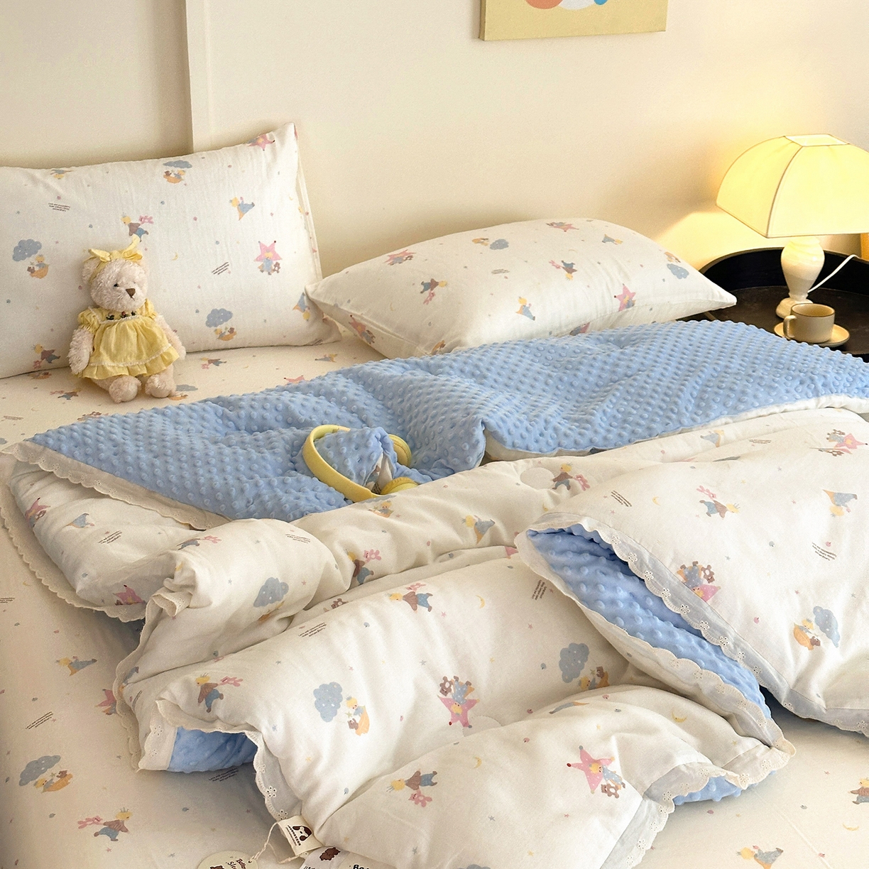 91家纺网 家纺一手货源 找家纺 星期八 2025新款全棉双层纱花边豆豆被四件套 小王子