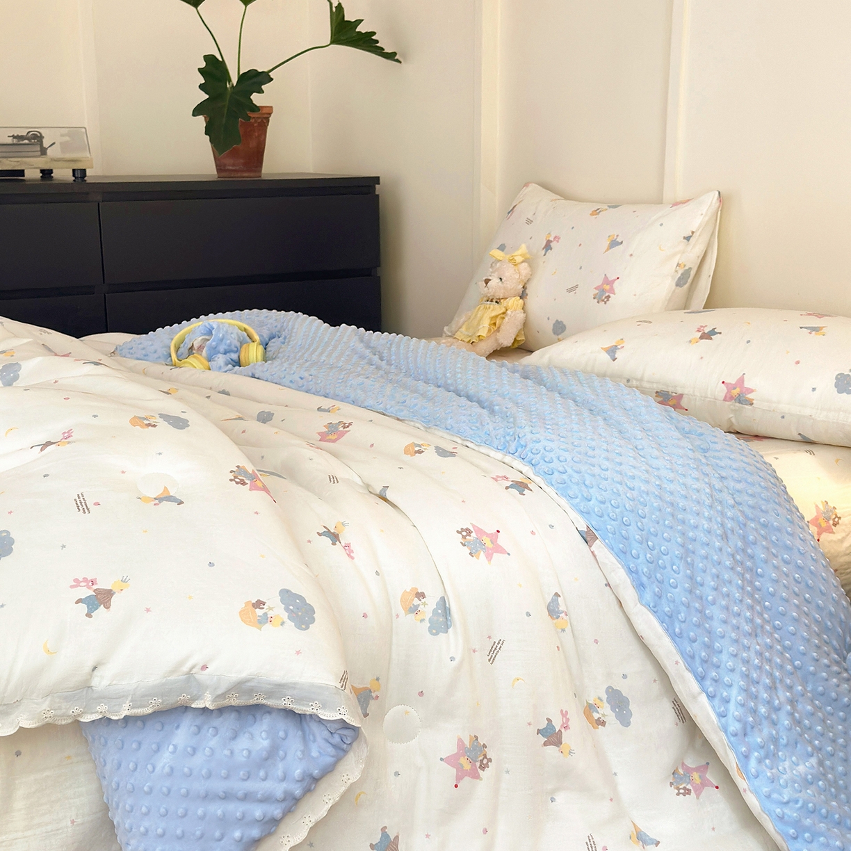 91家纺网 家纺一手货源 找家纺 星期八 2025新款全棉双层纱花边豆豆被四件套 小王子