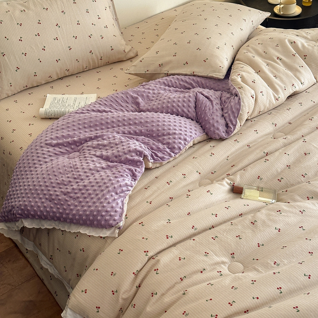 91家纺网 家纺一手货源 找家纺 星期八 2025新款全棉双层纱花边豆豆被四件套 小樱桃