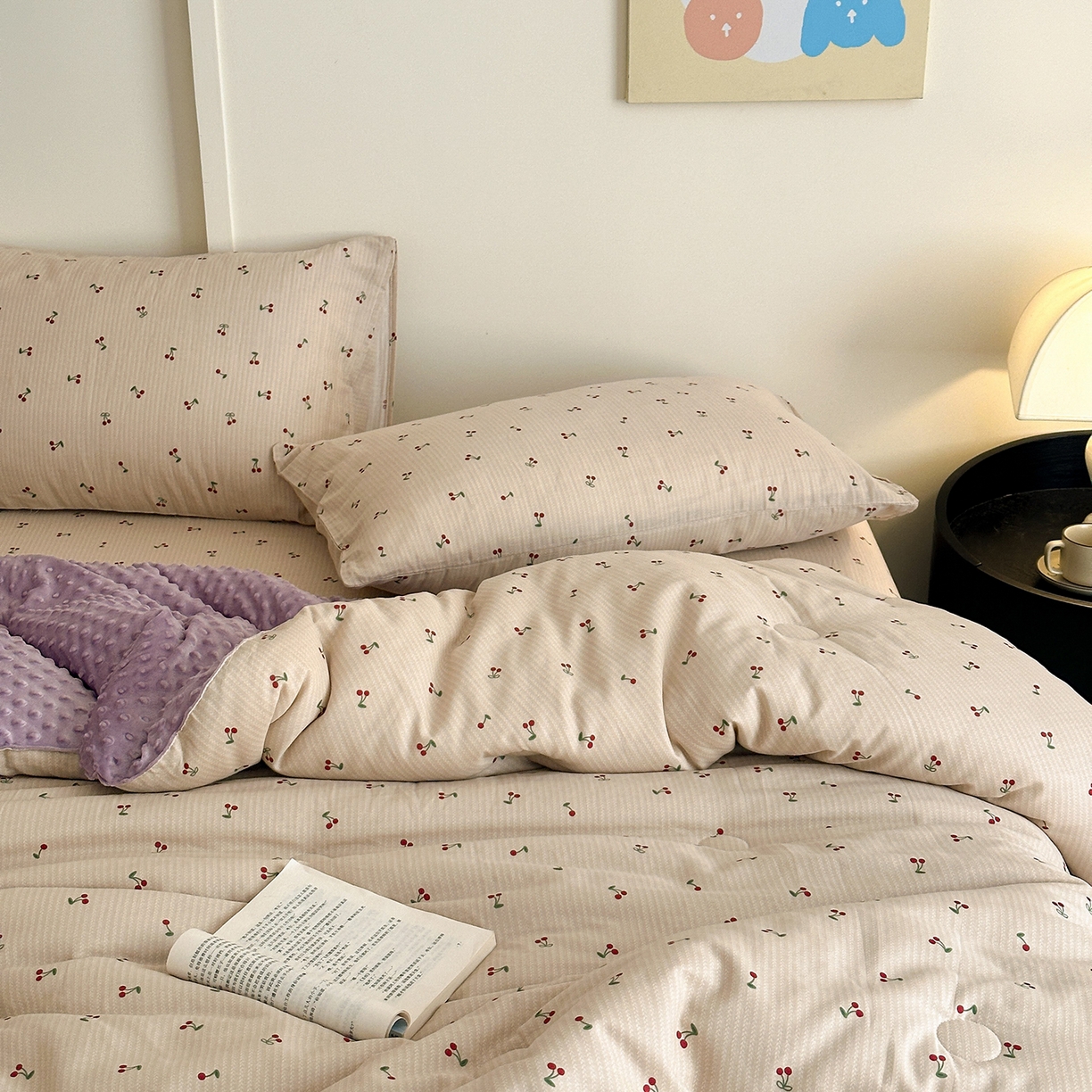 91家纺网 家纺一手货源 找家纺 星期八 2025新款全棉双层纱花边豆豆被四件套 小樱桃