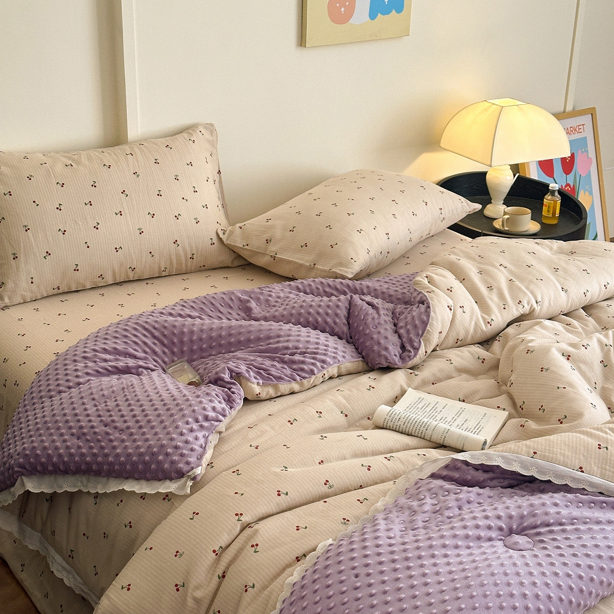 91家纺网 家纺一手货源 找家纺 星期八 2025新款全棉双层纱花边豆豆被四件套 小樱桃