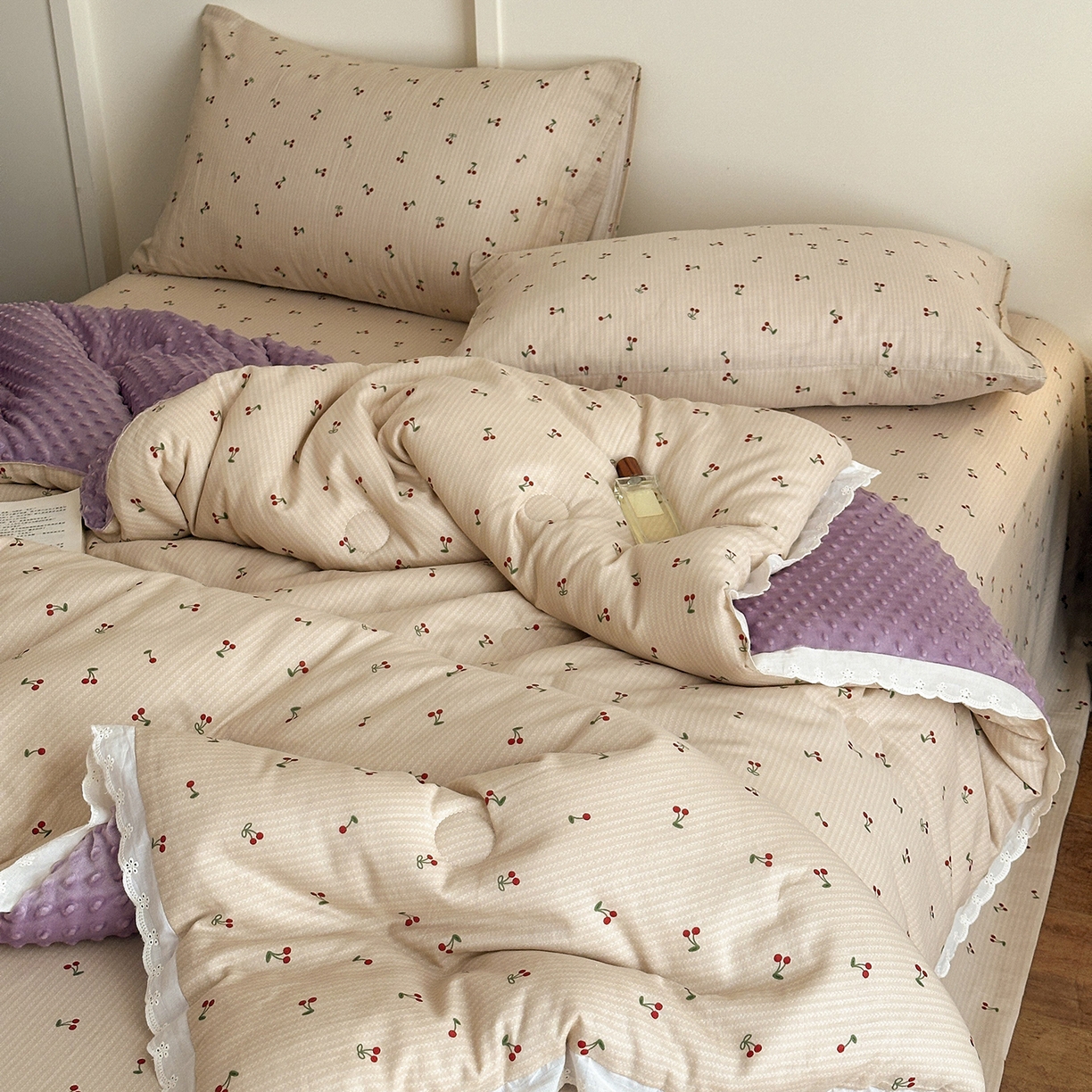 91家纺网 家纺一手货源 找家纺 星期八 2025新款全棉双层纱花边豆豆被四件套 小樱桃