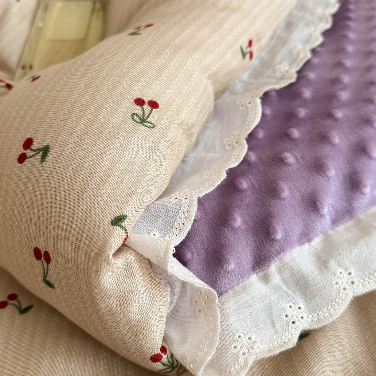 91家纺网 家纺一手货源 找家纺 星期八 2025新款全棉双层纱花边豆豆被四件套 小樱桃