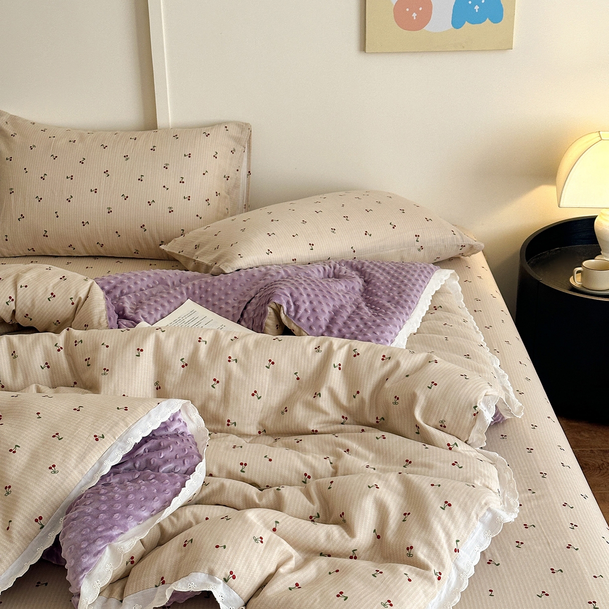91家纺网 家纺一手货源 找家纺 星期八 2025新款全棉双层纱花边豆豆被四件套 小樱桃