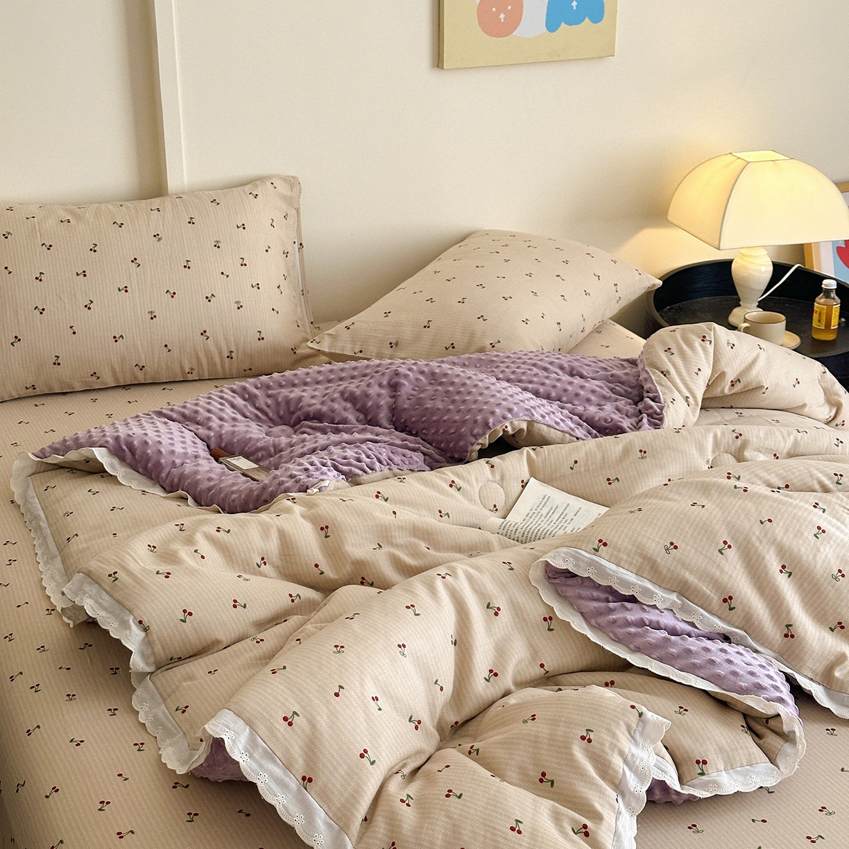 91家纺网 家纺一手货源 找家纺 星期八 2025新款全棉双层纱花边豆豆被四件套 小樱桃