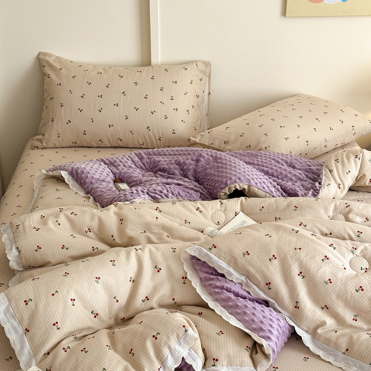 91家纺网 家纺一手货源 找家纺 星期八 2025新款全棉双层纱花边豆豆被四件套 小樱桃