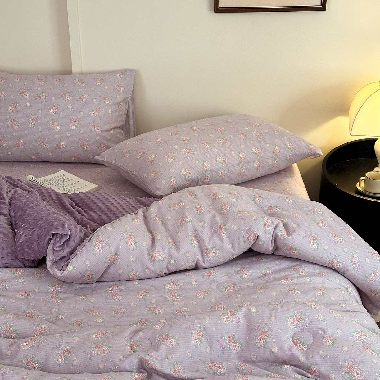 91家纺网 家纺一手货源 找家纺 星期八 2025新款全棉双层纱花边豆豆被四件套 紫鸢