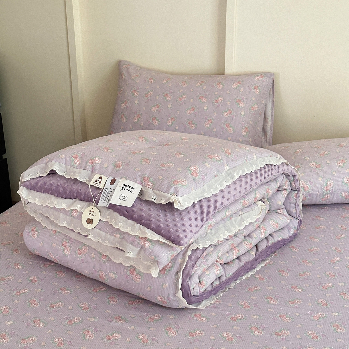 91家纺网 家纺一手货源 找家纺 星期八 2025新款全棉双层纱花边豆豆被四件套 紫鸢