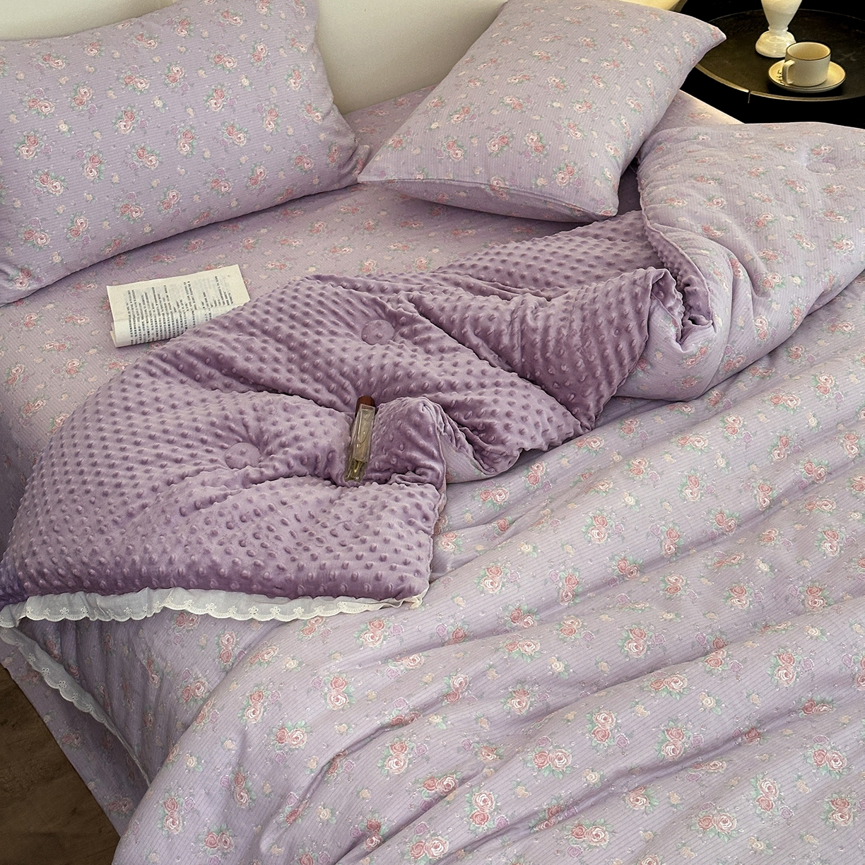 91家纺网 家纺一手货源 找家纺 星期八 2025新款全棉双层纱花边豆豆被四件套 紫鸢