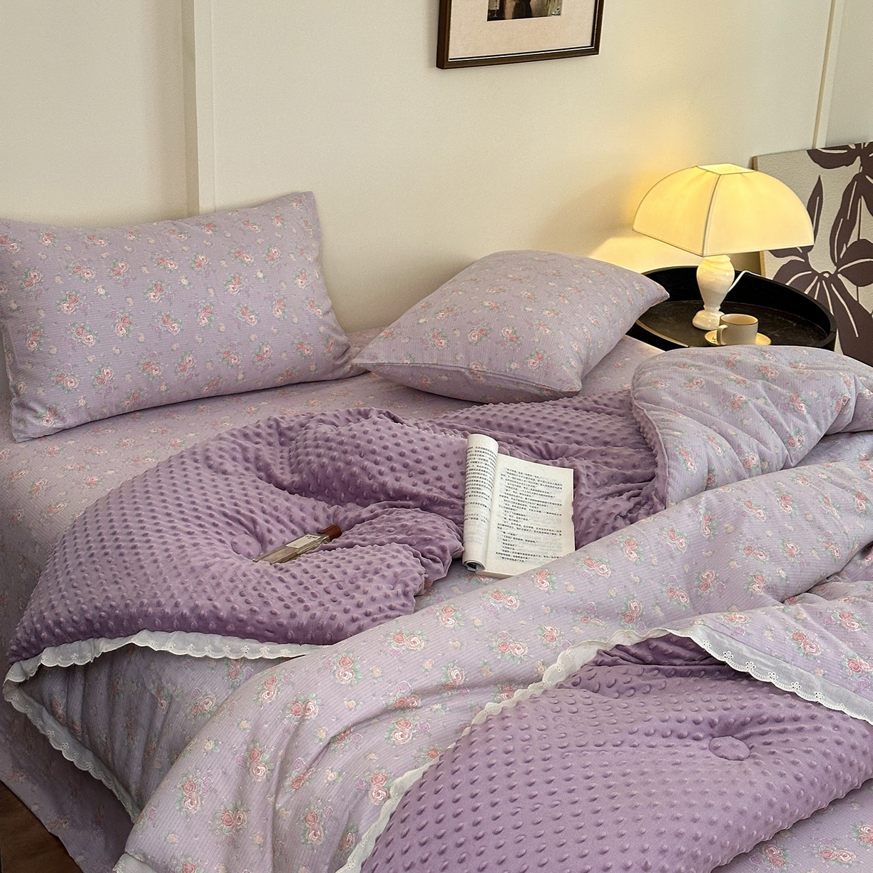 91家纺网 家纺一手货源 找家纺 星期八 2025新款全棉双层纱花边豆豆被四件套 紫鸢