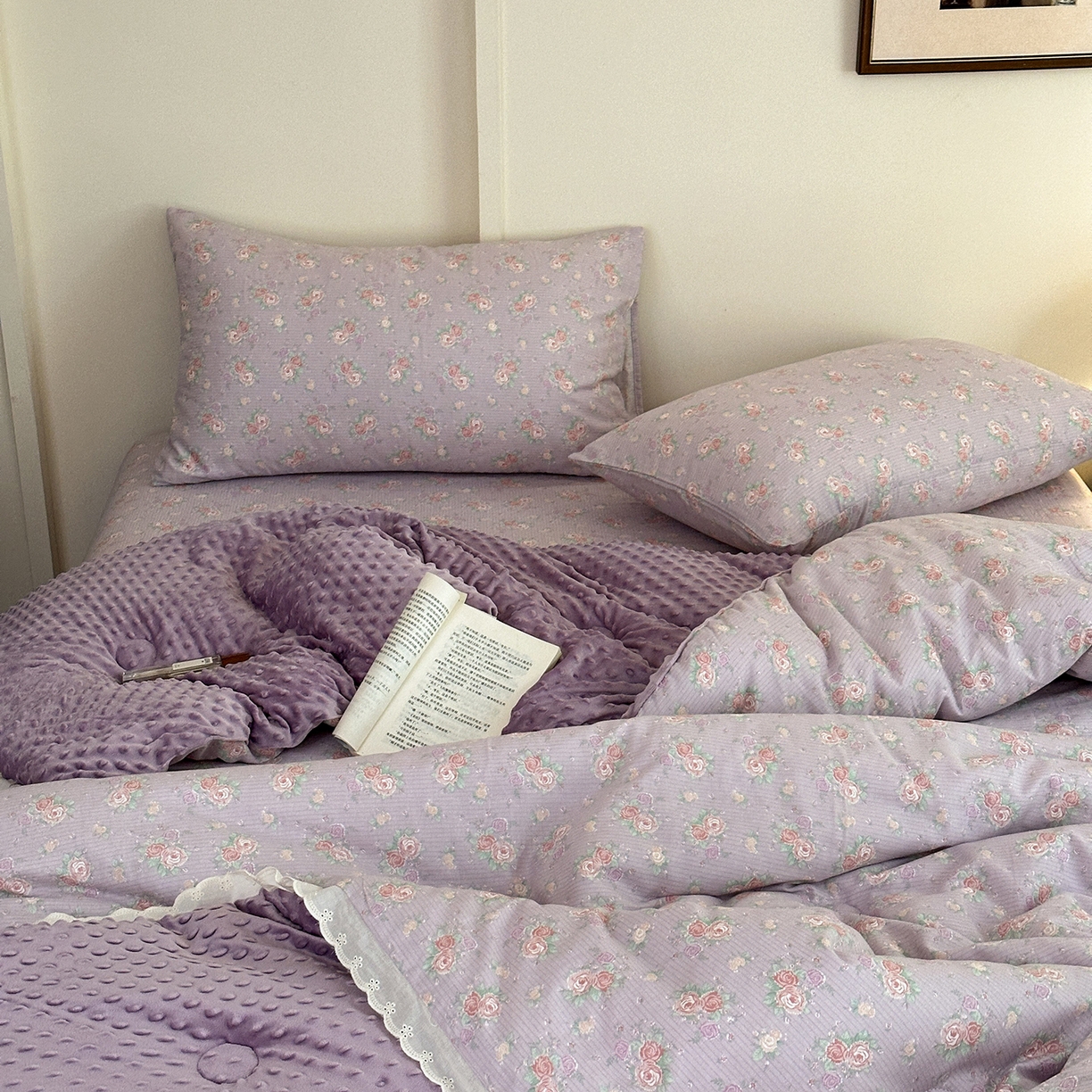 91家纺网 家纺一手货源 找家纺 星期八 2025新款全棉双层纱花边豆豆被四件套 紫鸢