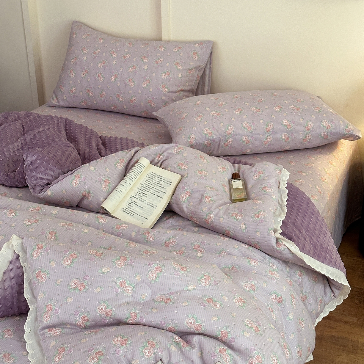 91家纺网 家纺一手货源 找家纺 星期八 2025新款全棉双层纱花边豆豆被四件套 紫鸢