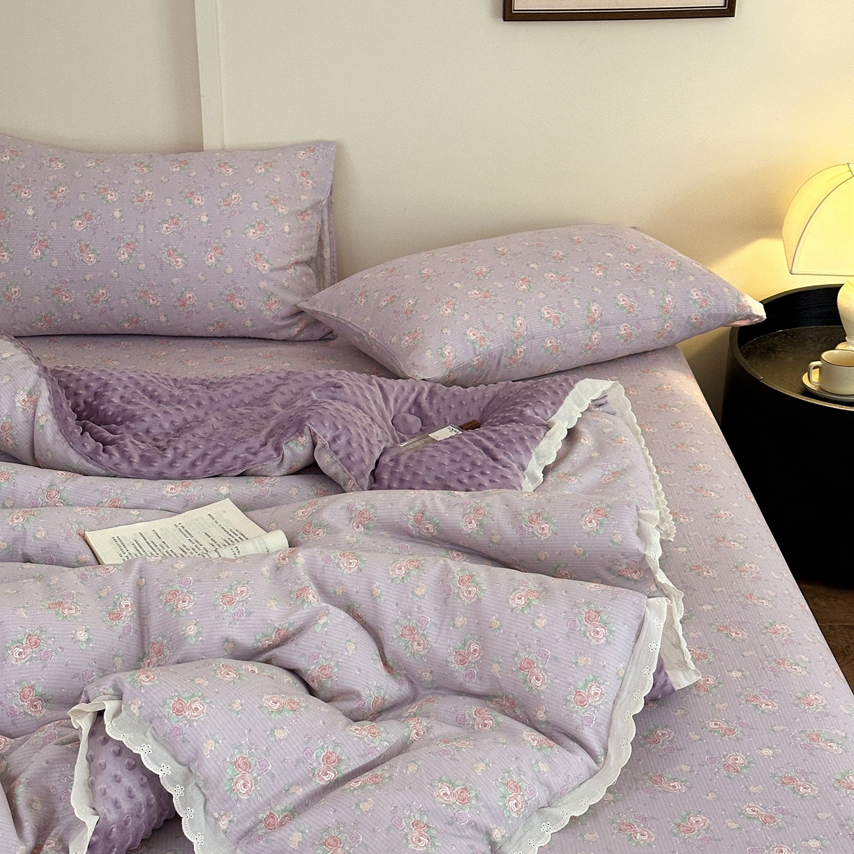 91家纺网 家纺一手货源 找家纺 星期八 2025新款全棉双层纱花边豆豆被四件套 紫鸢