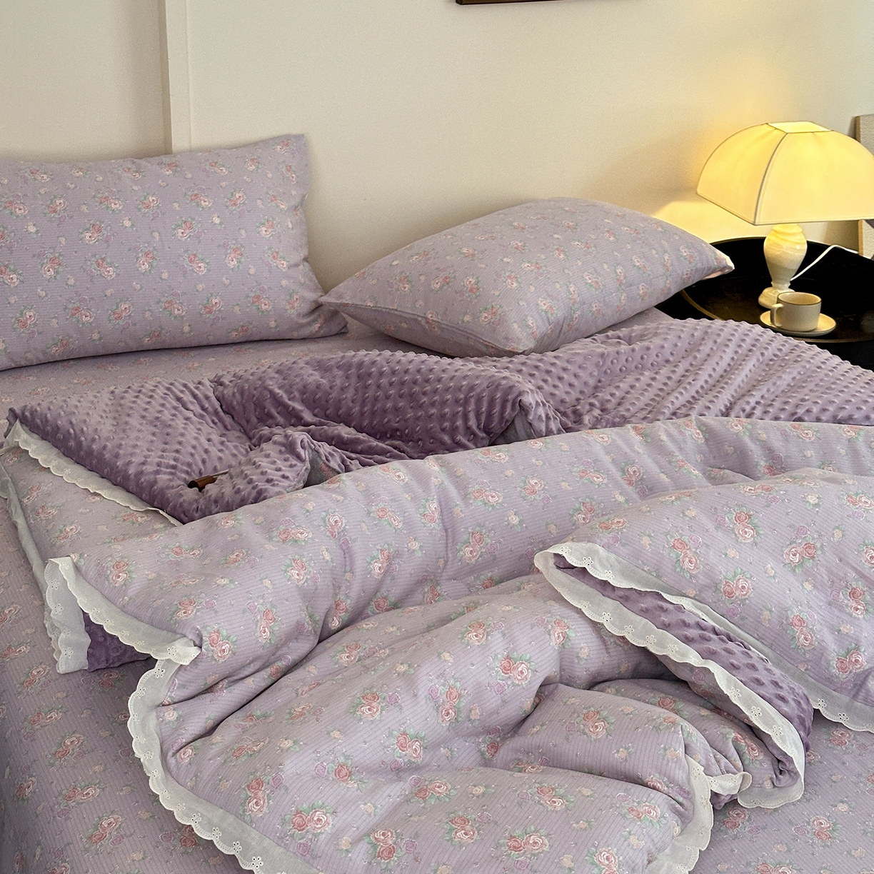 91家纺网 家纺一手货源 找家纺 星期八 2025新款全棉双层纱花边豆豆被四件套 紫鸢